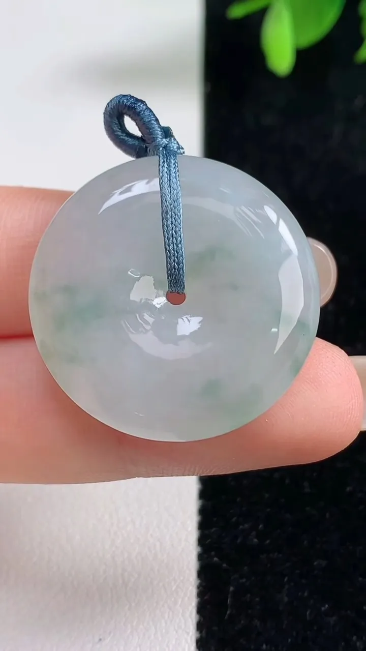 天然A货翡翠冰种飘花平安扣吊坠，尺寸28-5.5，重量:9.70g
9月10日