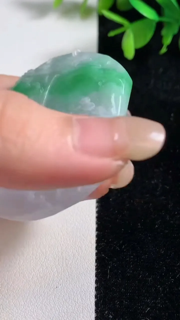 天然A货翡翠山水牌吊坠，尺寸52.7-48-6，重量:36.25g
9月10日