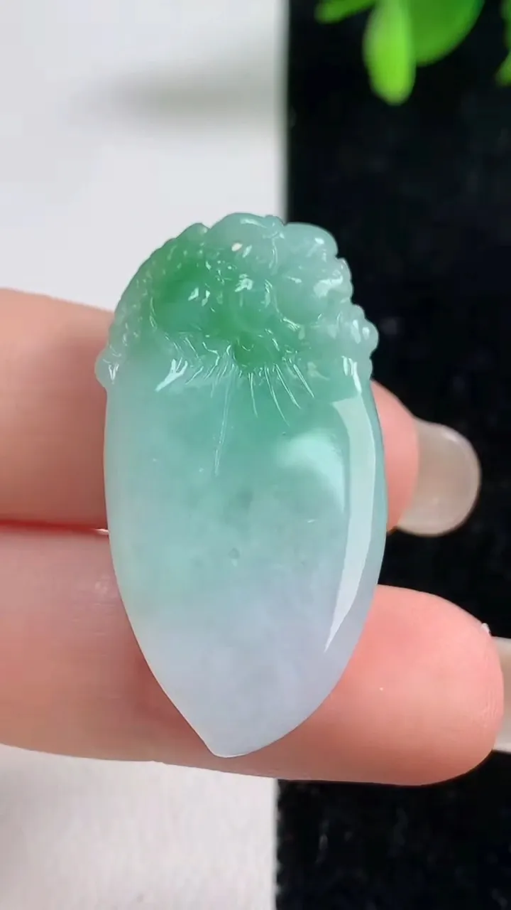 天然A货翡翠福瓜吊坠，尺寸35-18.6-7，重量:8.70g
9月10日
