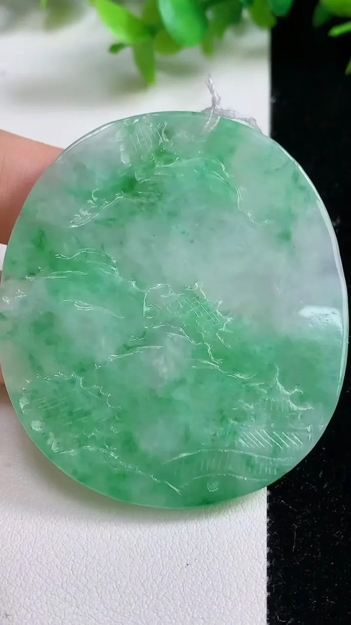 天然A货翡翠山水牌吊坠，尺寸55.5-49.8-4.7，重量:30.00g
9月10日