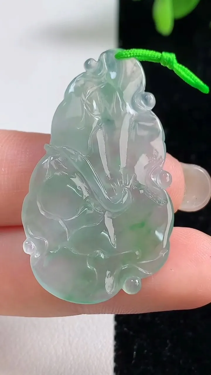 天然A货翡翠荷叶鱼吊坠，尺寸40.7-22.7-3.4，重量:5.59g
9月10日