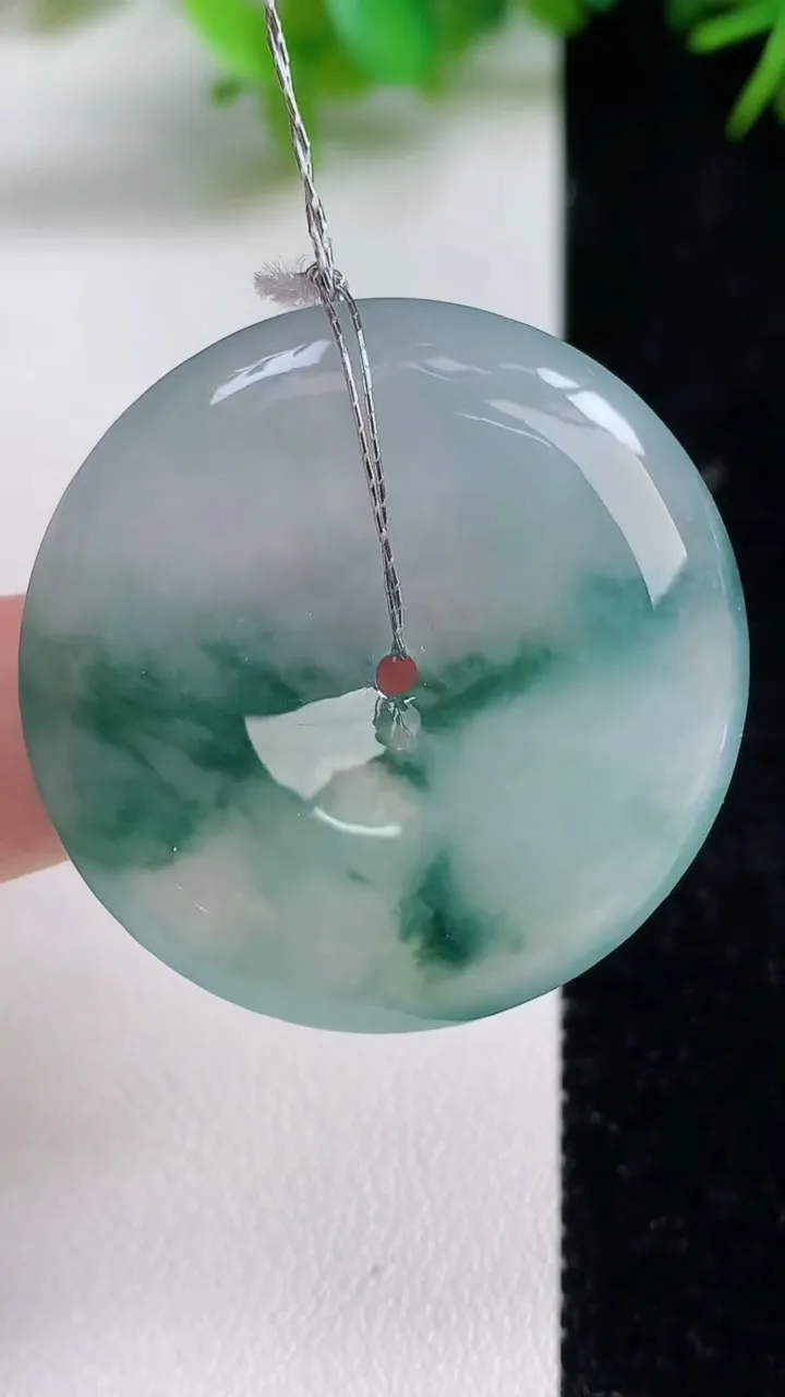天然A货翡翠种飘花平安扣吊坠，尺寸35.2-6.4，重量:18.32g
9月10日