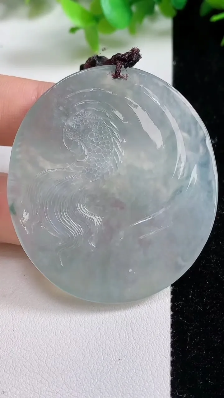 天然A货翡翠冰种飘花龙牌吊坠，尺寸52.2-46.8-5.5，重量:28.33g
9月10日