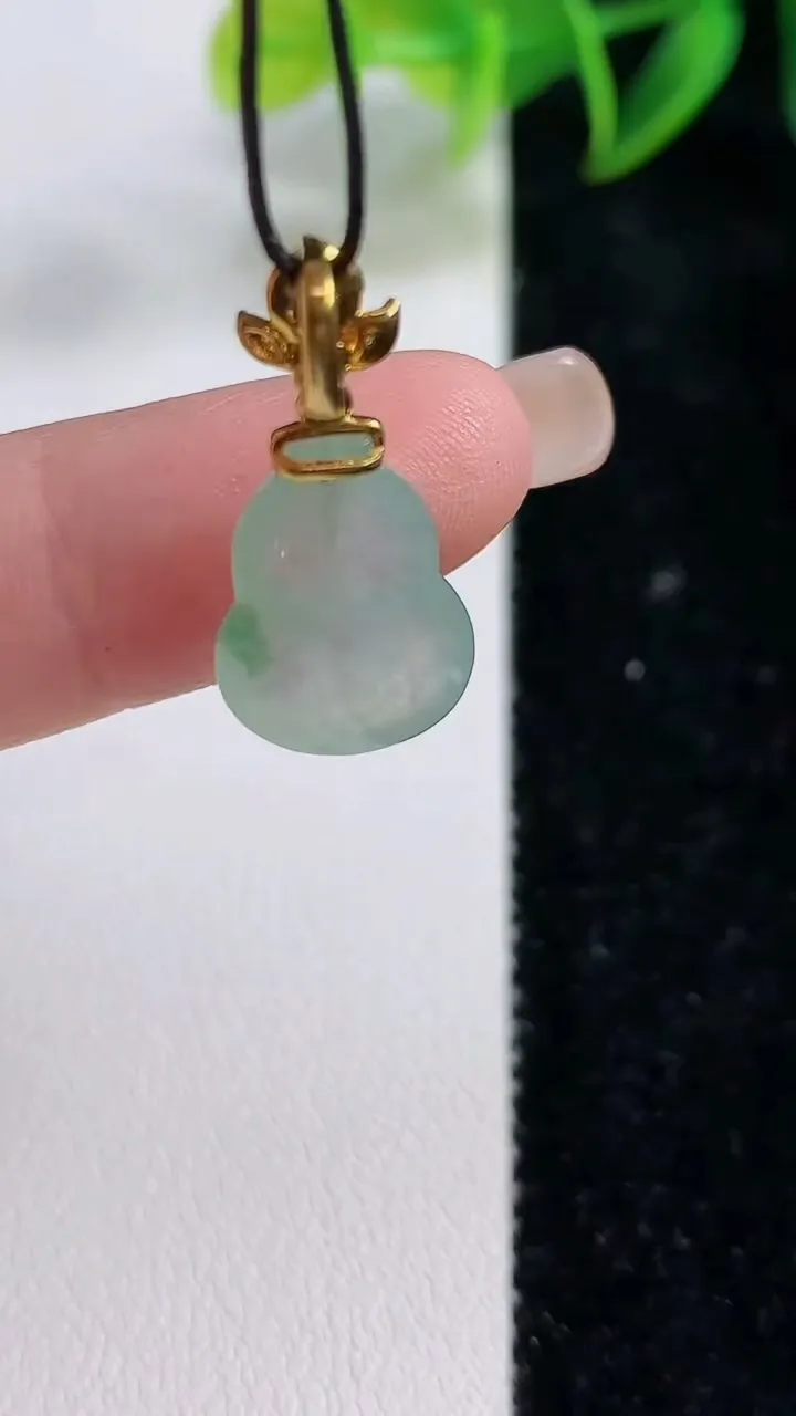天然A货翡翠葫芦吊坠，尺寸11.3-11-4.6，重:1.88g
9月10日