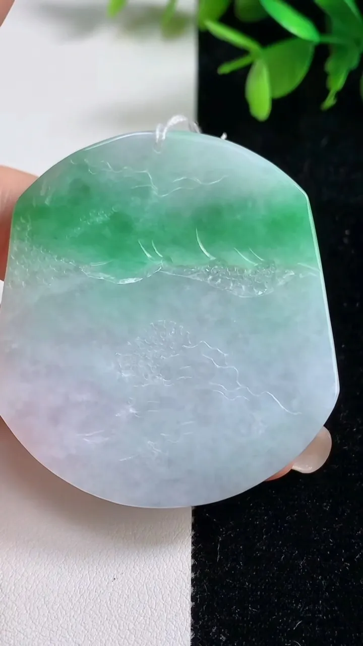 天然A货翡翠山水牌吊坠，尺寸52.7-48-6，重量:36.25g
9月10日