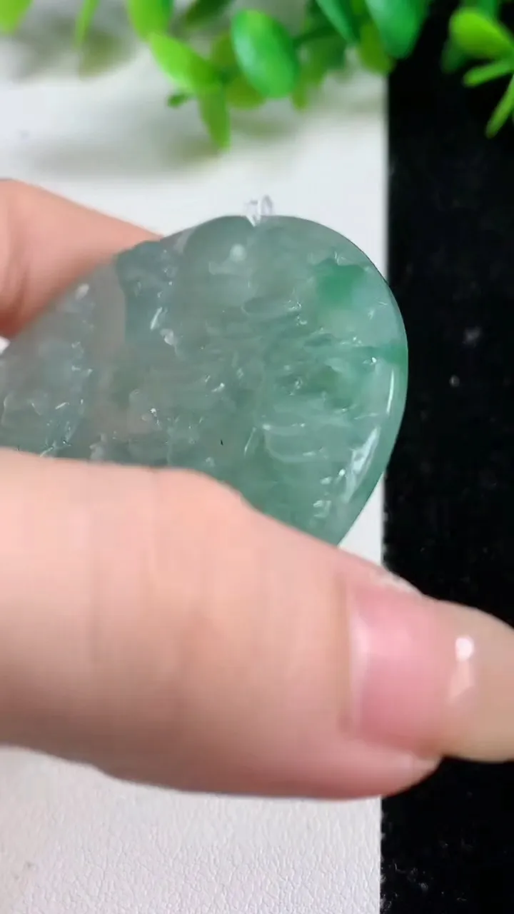 天然A货翡翠山水牌吊坠，尺寸53.4-5.5，重量:31.45g
9月10日