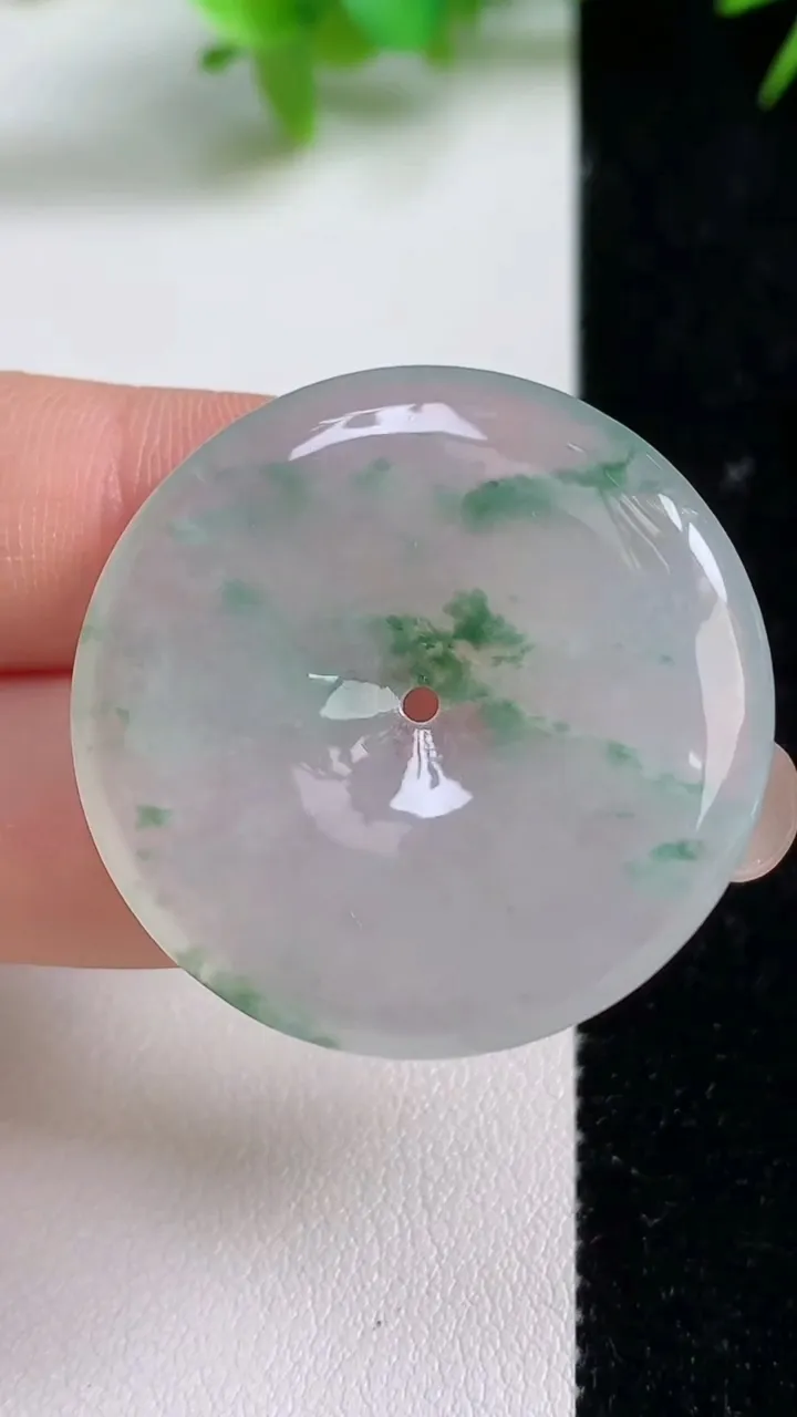 天然A货翡翠种飘花平安扣吊坠，尺寸33.2-5.2，重量:12.43g
9月10日