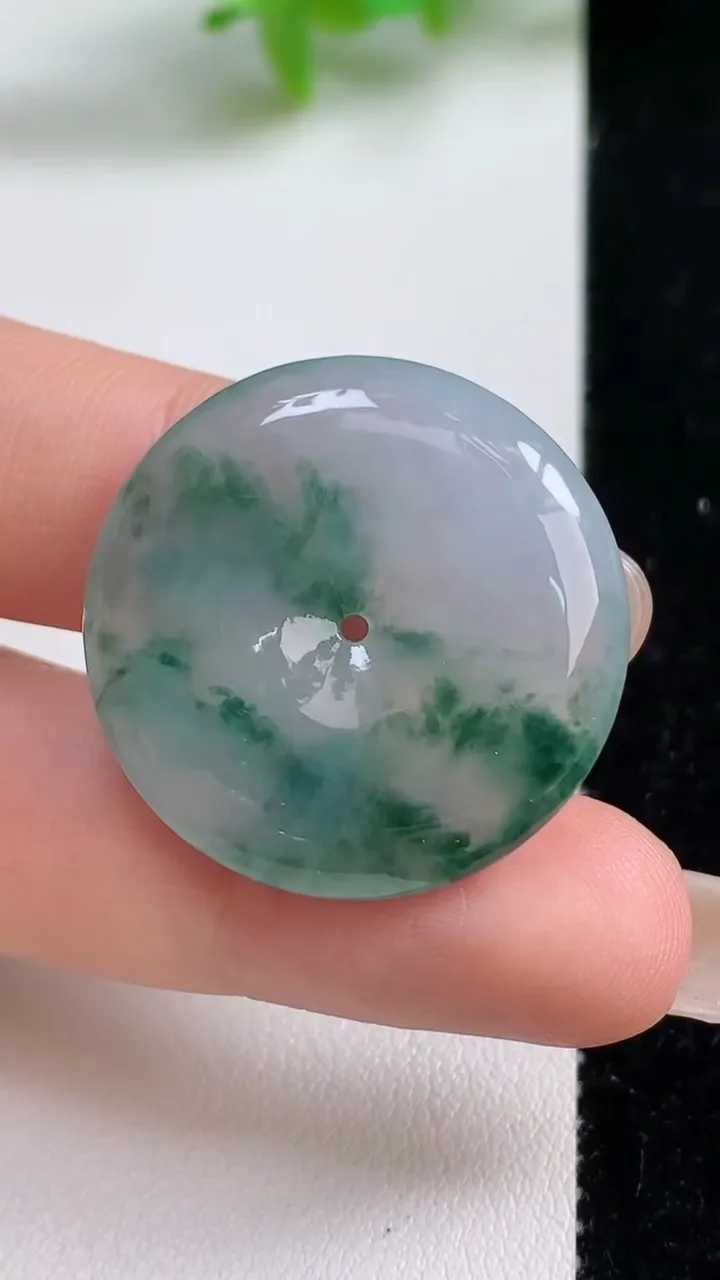 天然A货翡翠冰种飘花平安扣吊坠，尺寸27.6-5.2，重量:9.07g
9月10日