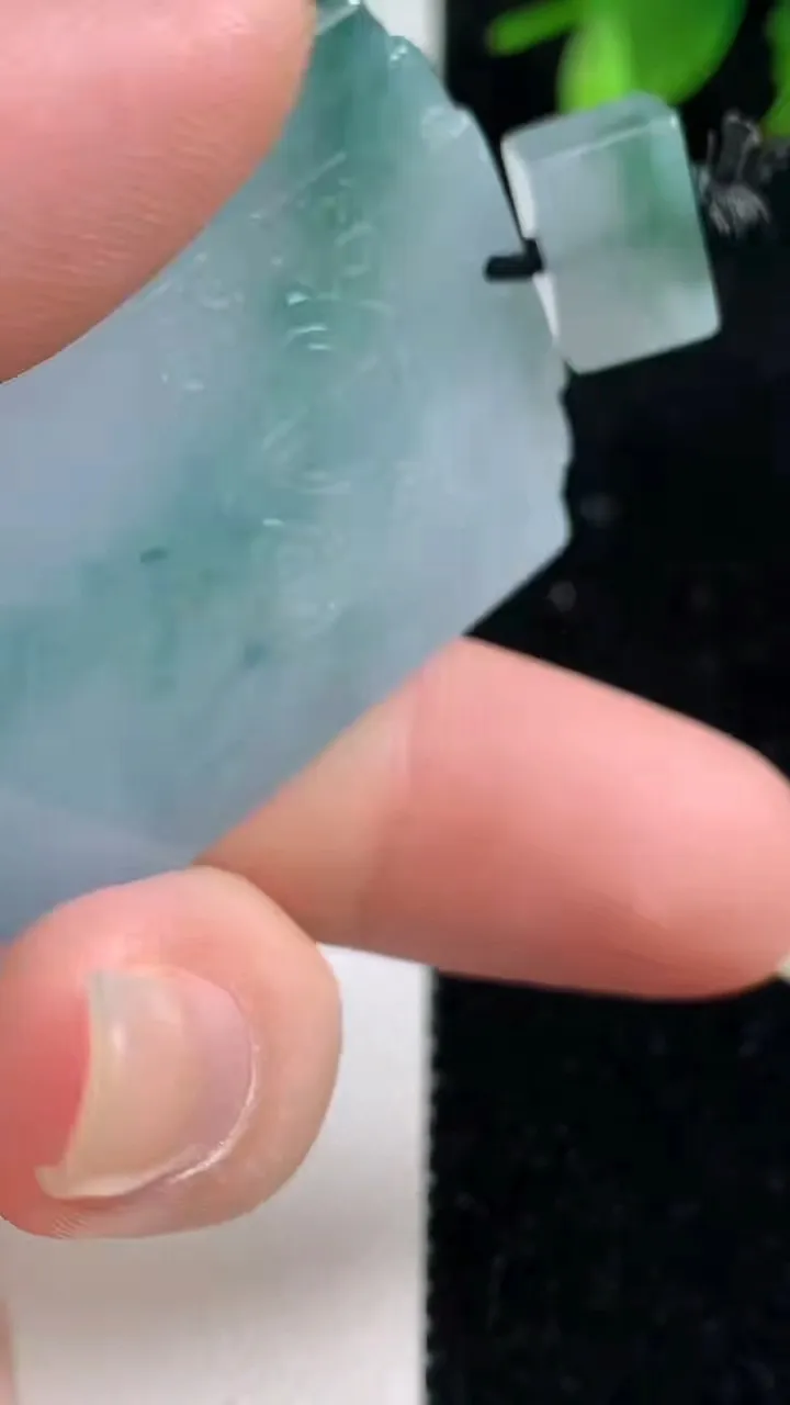 天然A货翡翠冰种飘花仿古无事牌吊坠，尺寸50.5-28-4.4，重量:23.84g
9月10日