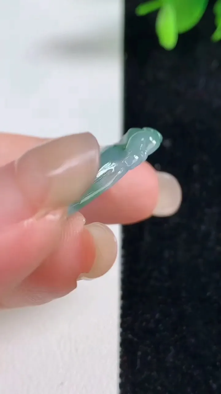 天然A货翡翠冰种飘花如意吊坠，尺寸37.7-21.7-4.3，重量:6.03g
9月10日
