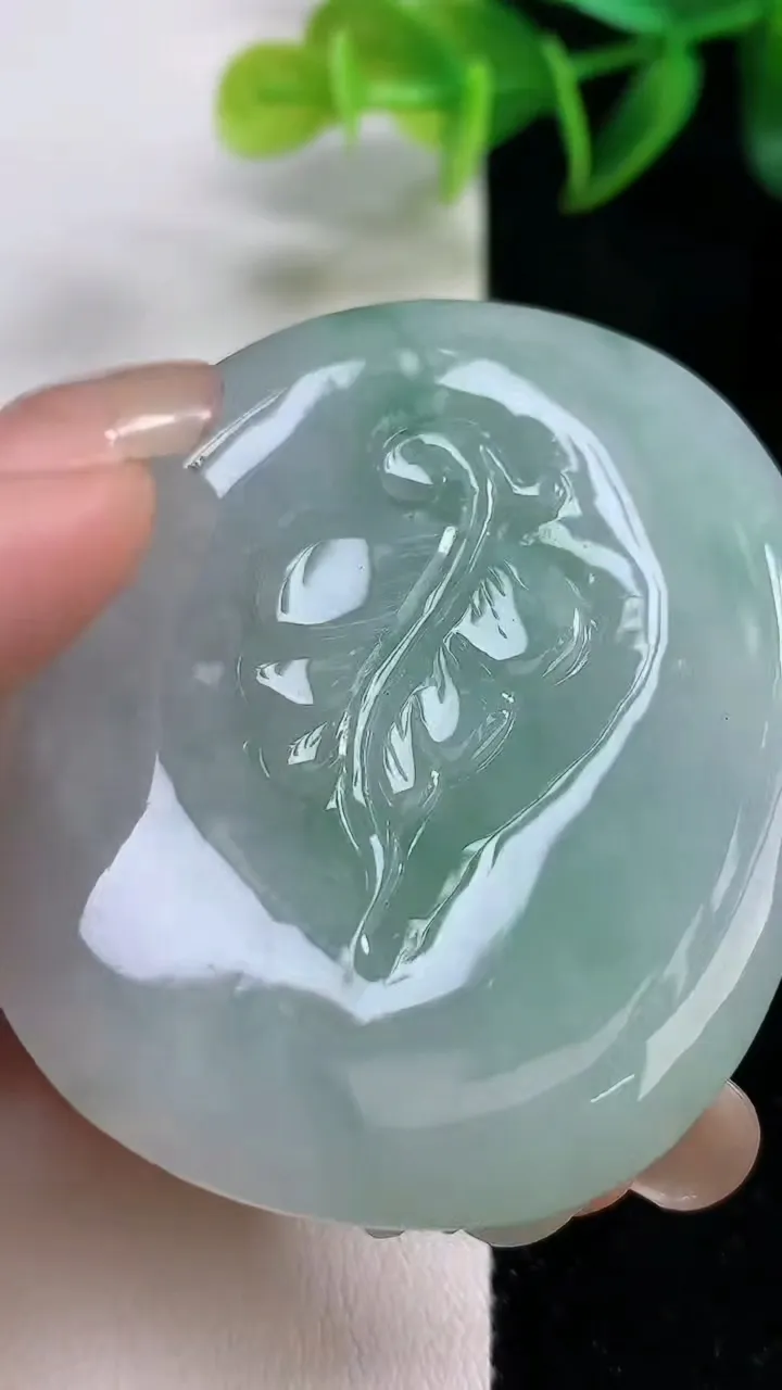 天然A货翡翠鸟语花香吊坠，尺寸52.3-43-12.8，重:50.56g
9月10日