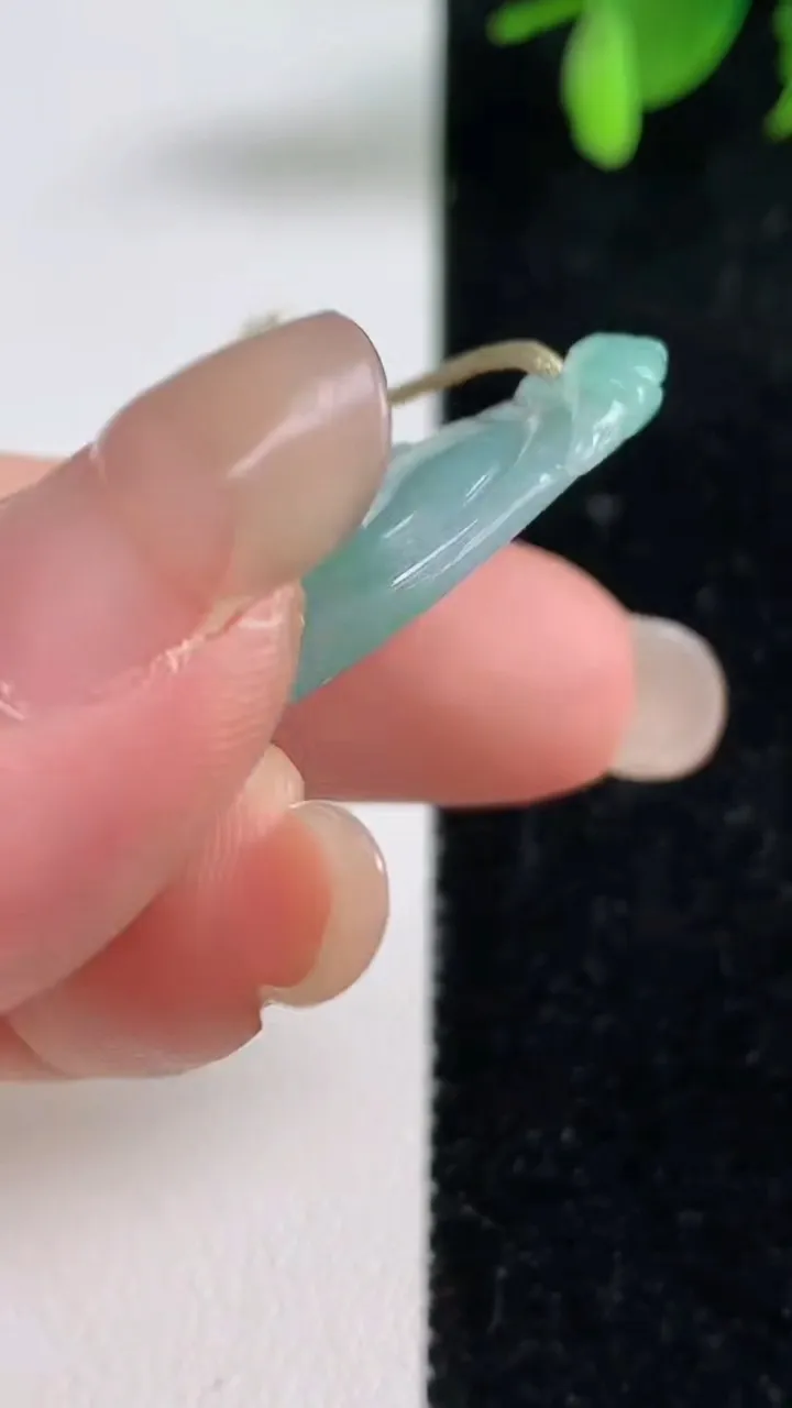 天然A货翡翠如意吊坠，尺寸42.6-21.2-4.5，重量:8.34g
9月10日