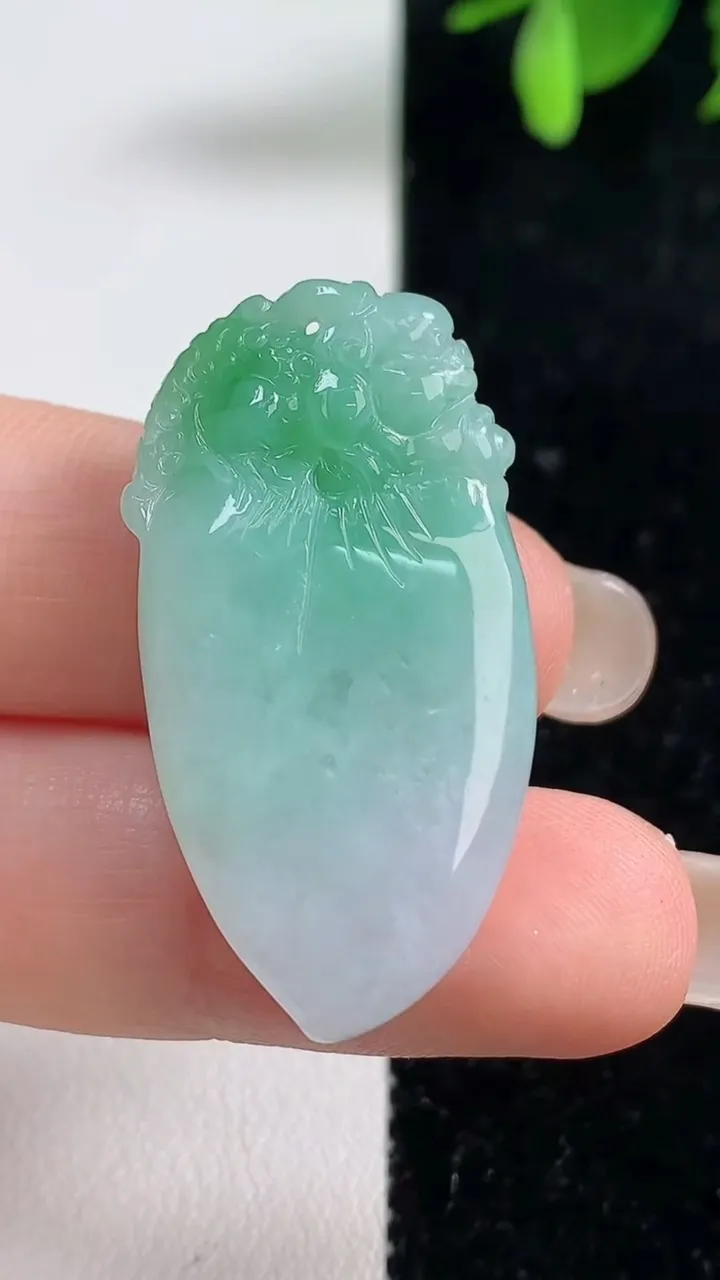天然A货翡翠福瓜吊坠，尺寸35-18.6-7，重量:8.70g
9月10日