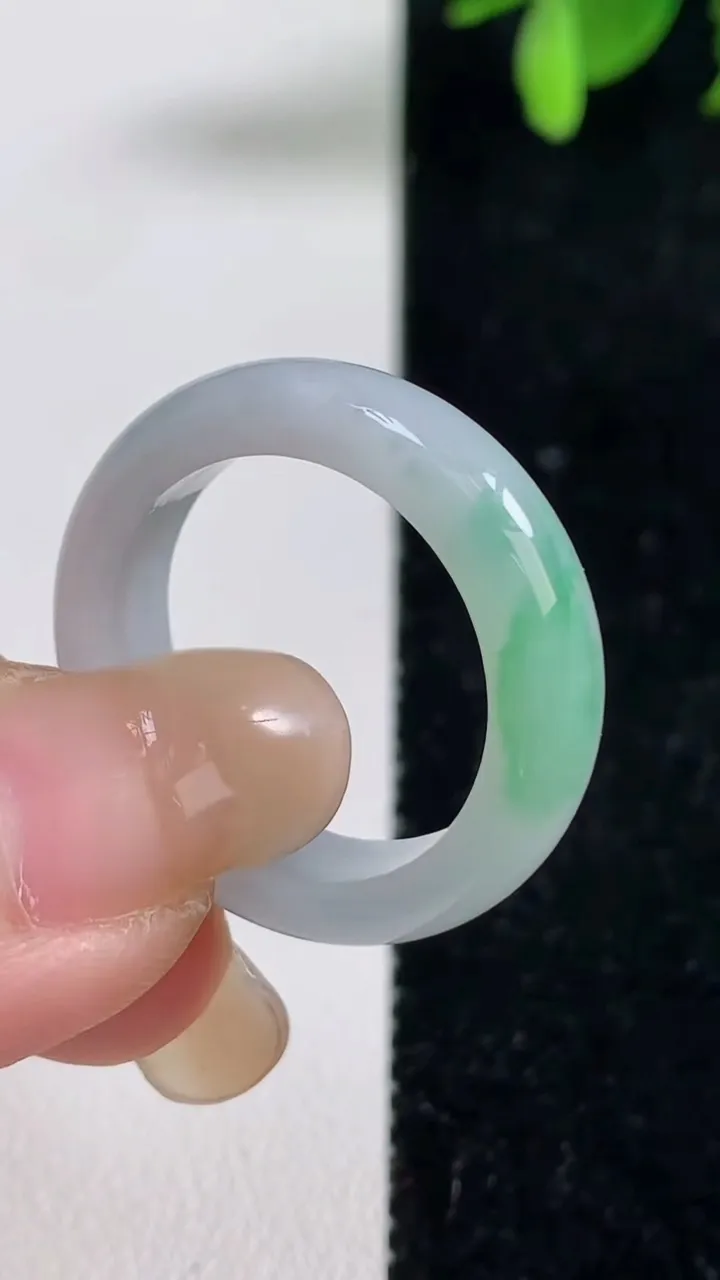 天然A货翡翠指环戒指，尺寸20.5-6-3.3，重量:5.05g2025年9月10日
工厂直销收藏佳