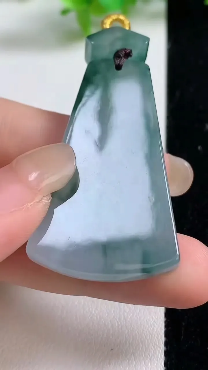 天然A货翡翠冰种飘花仿古无事牌吊坠，尺寸44.7-26-5.8，重量:18.92g
9月10日