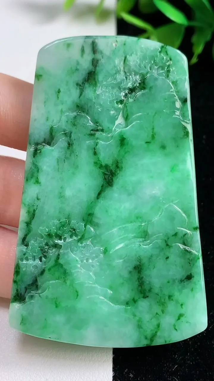 天然A货翡翠山水牌吊坠，尺寸70.7-44-5，重量:38.86g
9月10日