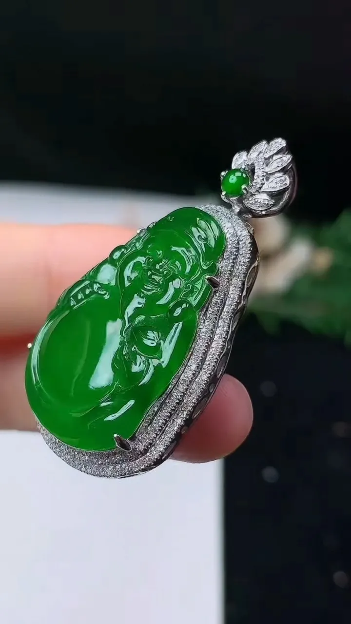 天然A货翡翠财神爷吊坠，尺寸42.9-24.6-10，裸石29.3-20.7，重量:10.00g
9月10日