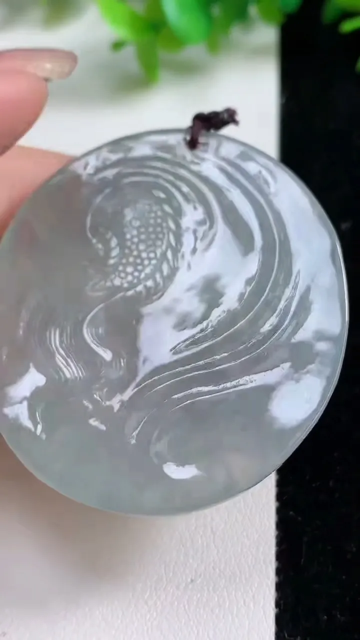 天然A货翡翠冰种飘花龙牌吊坠，尺寸52.2-46.8-5.5，重量:28.33g
9月10日