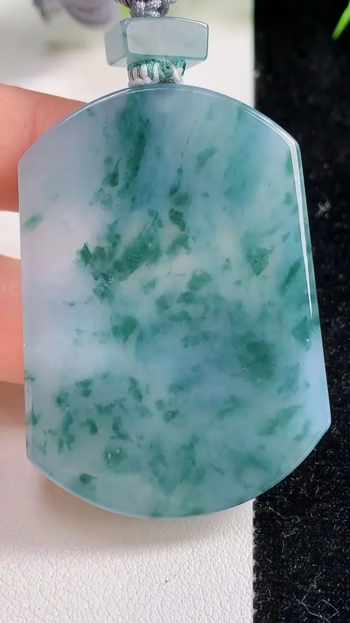 天然A货翡翠种飘花无事牌吊坠，尺寸52.7-38-6，重量:39.22g
9月10日