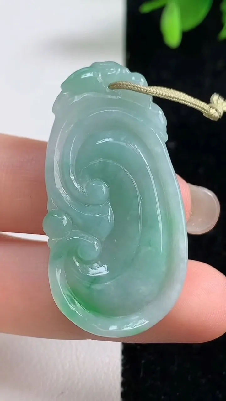 天然A货翡翠如意吊坠，尺寸42.6-21.2-4.5，重量:8.34g
9月10日