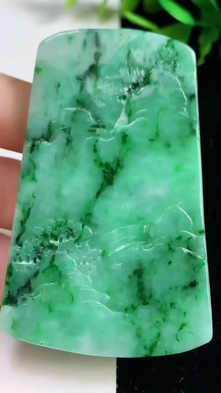 天然A货翡翠山水牌吊坠，尺寸70.7-44-5，重量:38.86g
9月10日