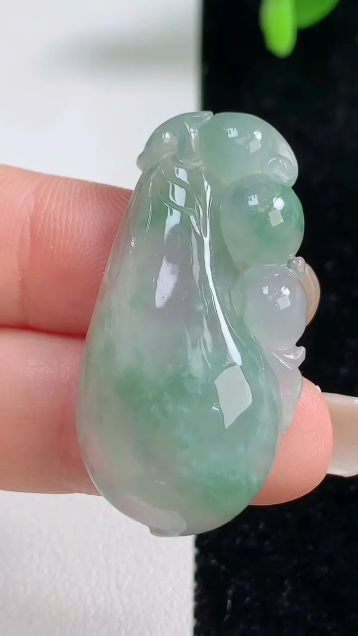 天然A货翡翠福瓜吊坠，尺寸38.8-19.6-7.2，重量:9.28g
9月10日