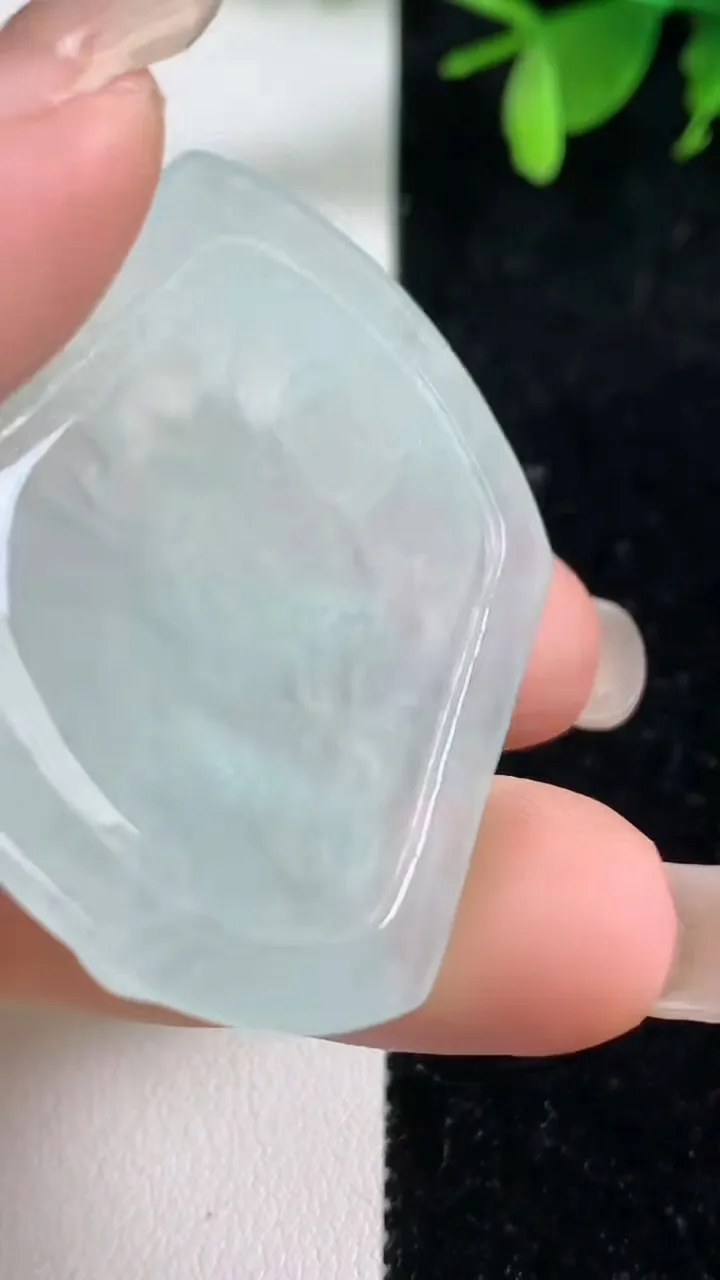 天然A货翡翠观音菩萨吊坠，尺寸44.6-37.3-3，重量:12.20g
9月10日