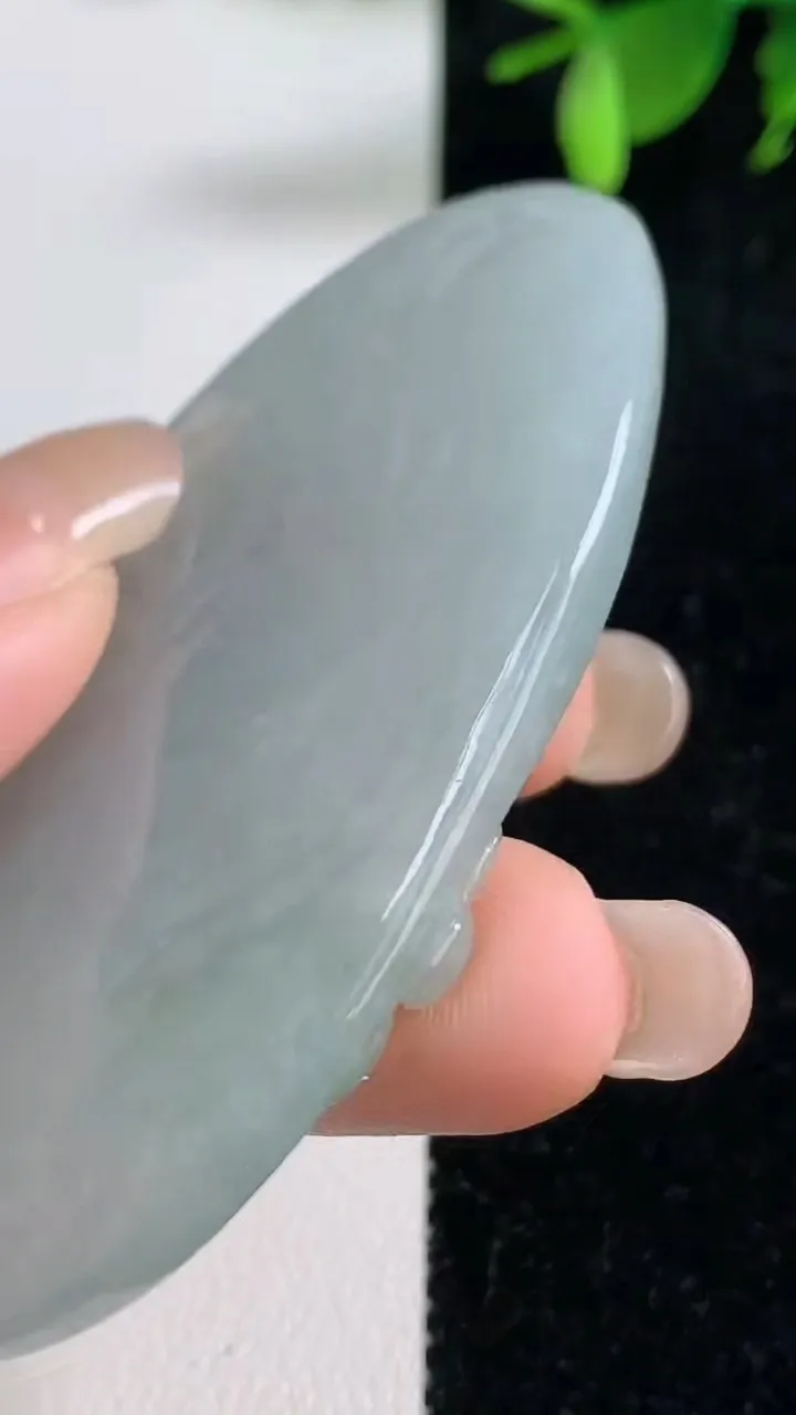 天然A货翡翠妈祖吊坠，尺寸65.6-31.8-7，重量:31.21g
9月10日