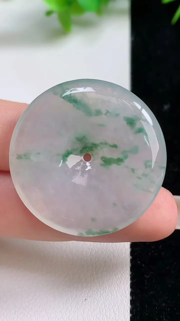天然A货翡翠种飘花平安扣吊坠，尺寸33.2-5.2，重量:12.43g
9月10日