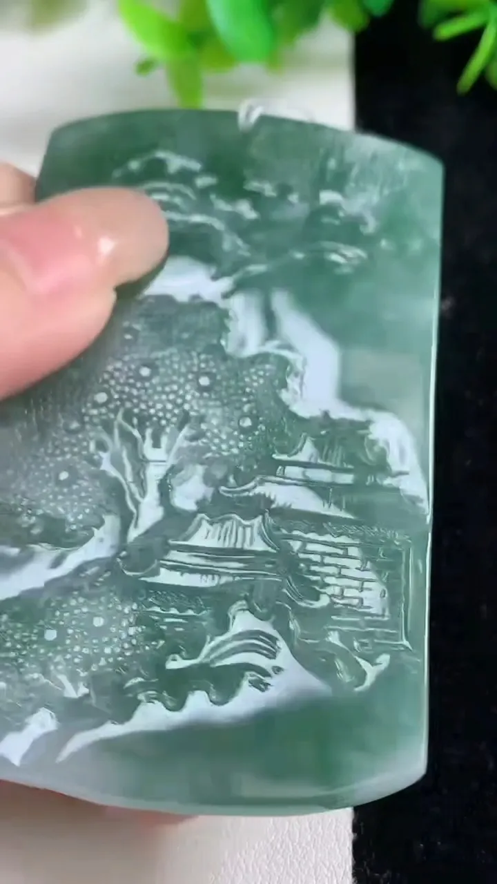 天然A货翡翠种飘花山水牌吊坠，尺寸68.8-44.8-6.6，重量:55.15g
9月10日