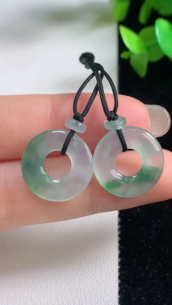 天然A货翡翠平安环吊坠一对，尺寸17-3，重量:3.37g
9月10日