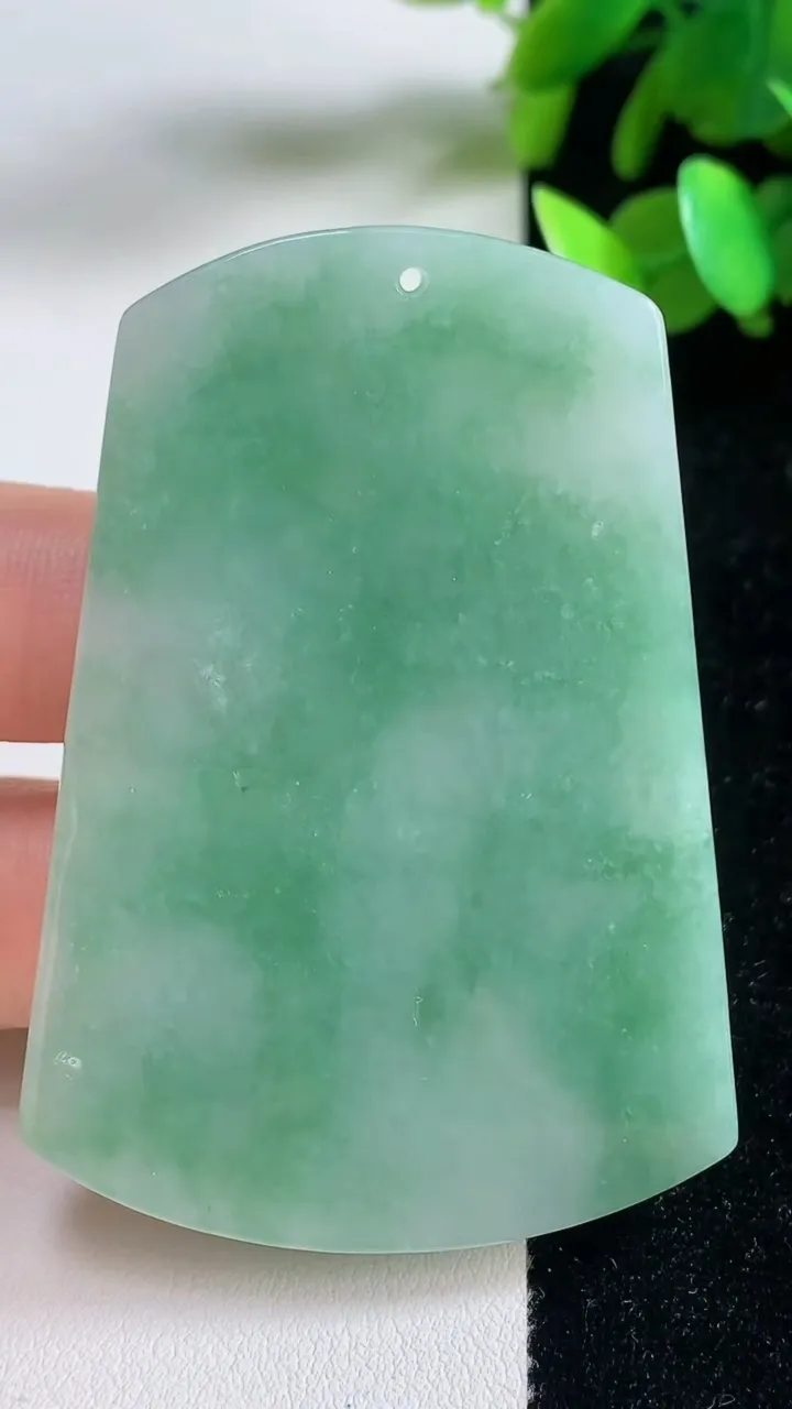 天然A货翡翠山水牌吊坠，尺寸61-43-6.7，重量:40.00g
9月10日