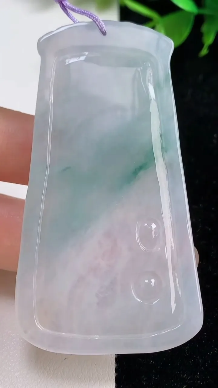 天然A货翡翠冰种飘花一念之间吊坠，尺寸68-36.2-4.6，重量:28.77g
9月10日