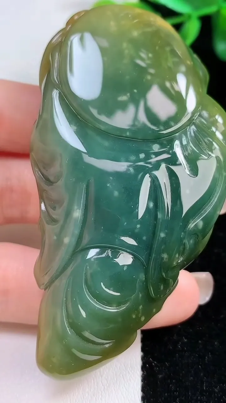天然A货翡翠蓝水双彩逍遥佛吊坠，尺寸77-39.6-18.7，重:87.27g
9月10日