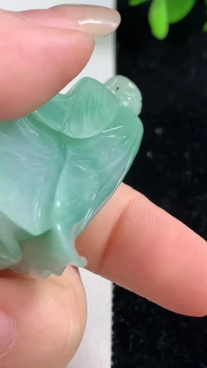 天然A货翡翠白菜吊坠，尺寸47-27.5-20，重量:33.57g
9月10日