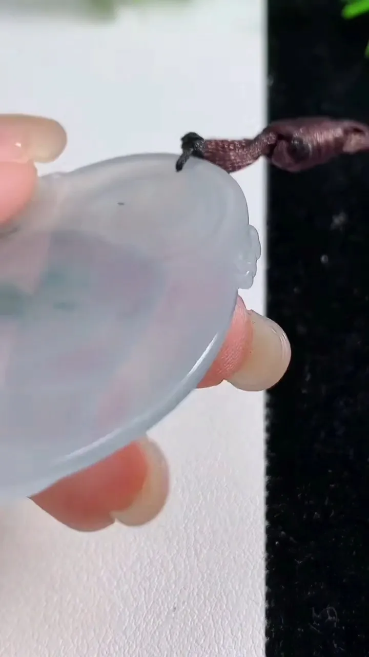 天然A货翡翠种飘花大日如来吊坠，尺寸49.6-40.8-5，重量:22.73g
9月10日