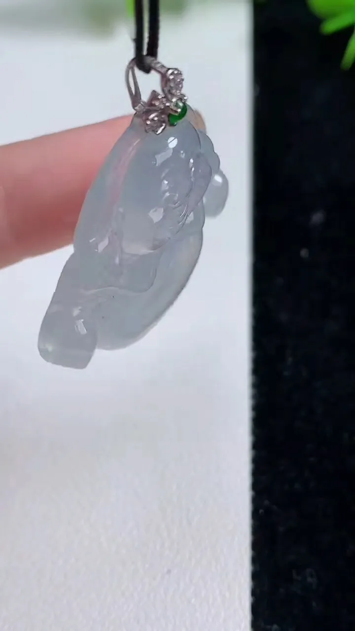 天然A货翡翠种白冰佛公吊坠，尺寸30.3-32.5-6.2，重量:10.00g
9月10日