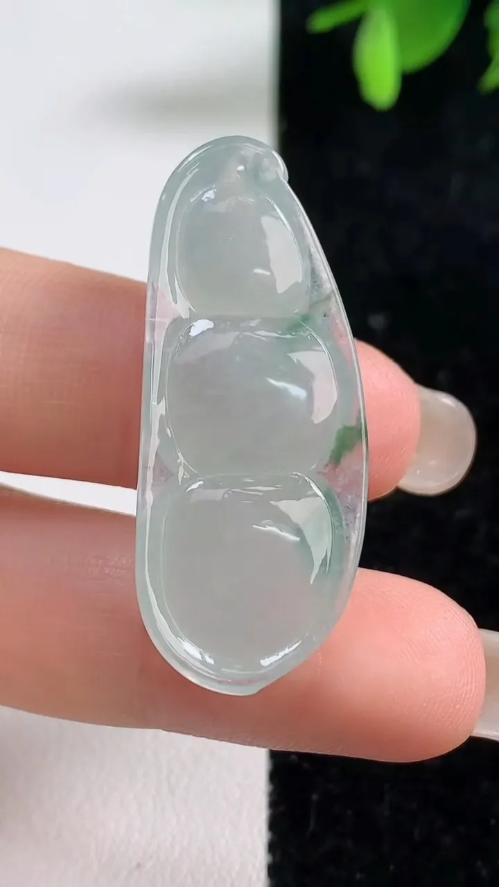 天然A货翡翠冰种飘花福豆吊坠，尺寸38-15.4-6，重量:6.35g
9月10日