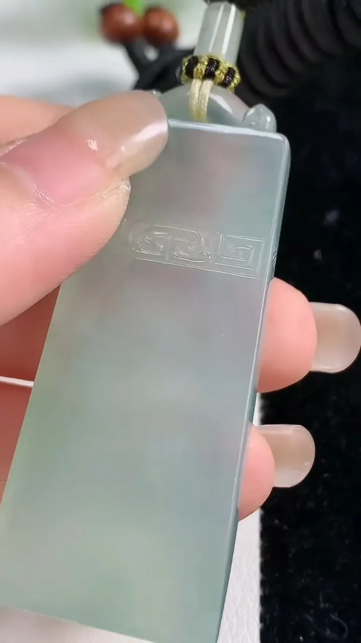 天然A货翡翠仿古无事牌吊坠，尺寸58-23.5-5，重量:28.06g
9月10日
