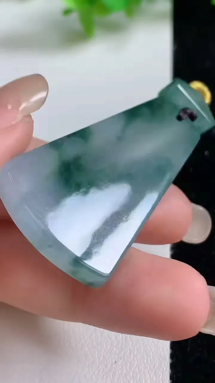 天然A货翡翠冰种飘花仿古无事牌吊坠，尺寸44.7-26-5.8，重量:18.92g
9月10日