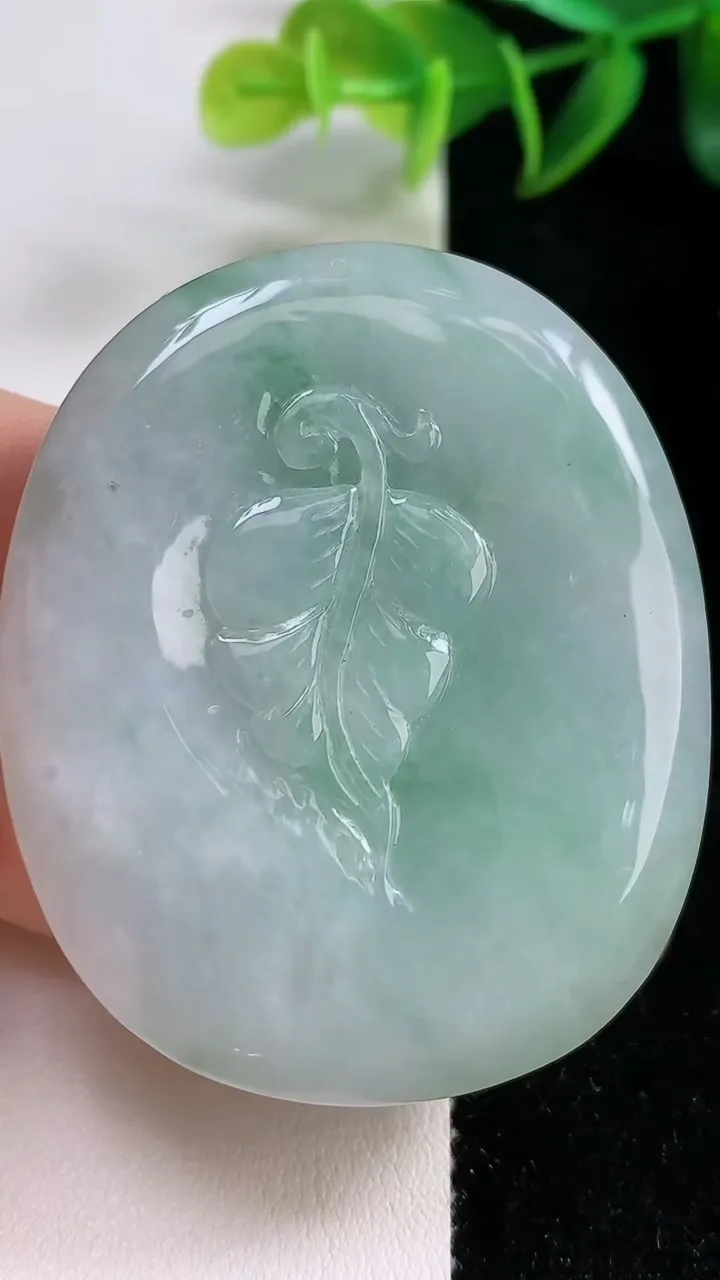 天然A货翡翠鸟语花香吊坠，尺寸52.3-43-12.8，重:50.56g
9月10日