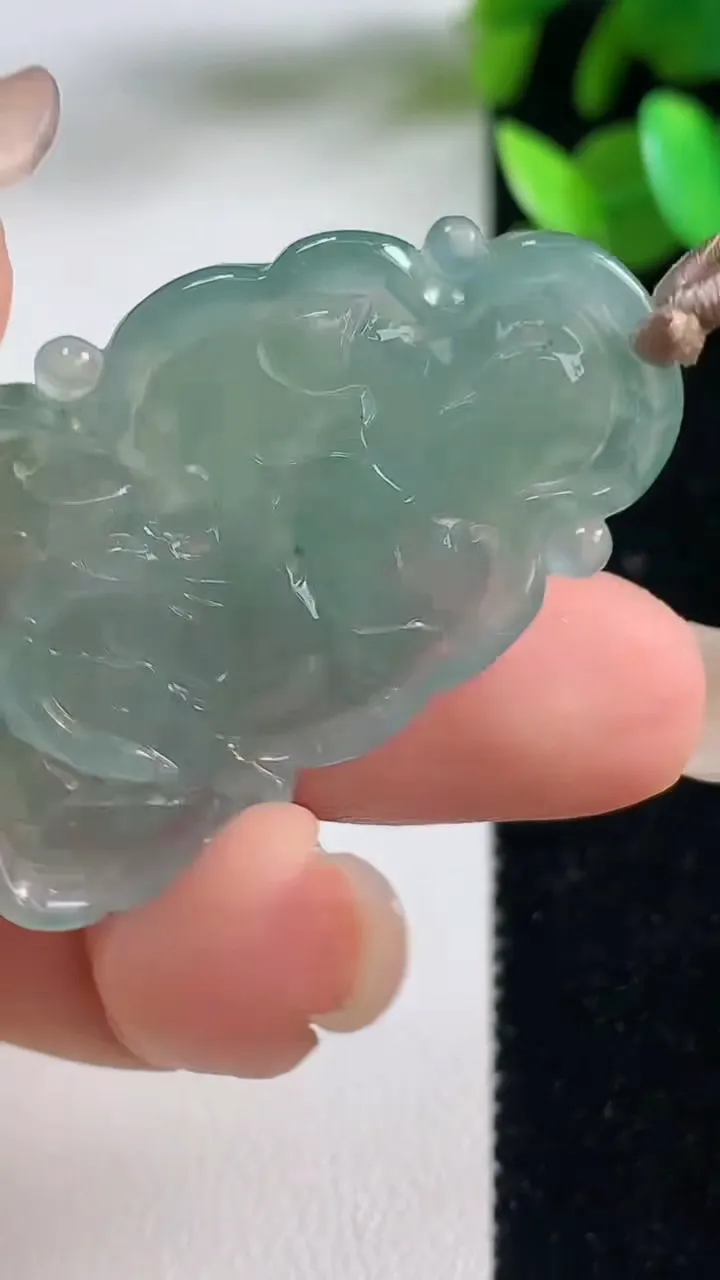 天然A货翡翠荷叶鱼吊坠，尺寸44.7-24-4.7，重量:10.24g
9月10日