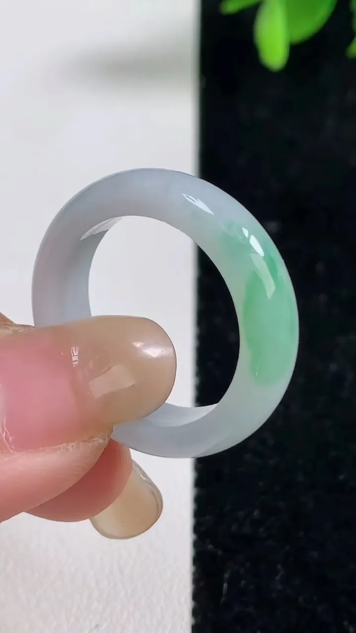 天然A货翡翠指环戒指，尺寸20.5-6-3.3，重量:5.05g2025年9月10日
工厂直销收藏佳品,种好水足，色泽均匀，有种有色，上手高大气！