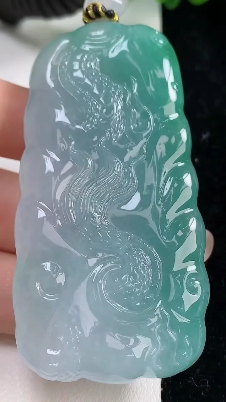 天然A货翡翠龙牌吊坠，尺寸68.8-34-15.4，重量:76.15g
9月10日