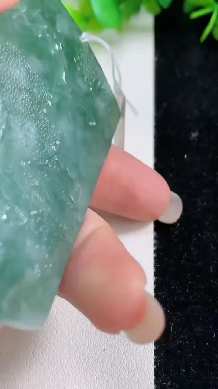 天然A货翡翠种飘花山水牌吊坠，尺寸68.8-44.8-6.6，重量:55.15g
9月10日