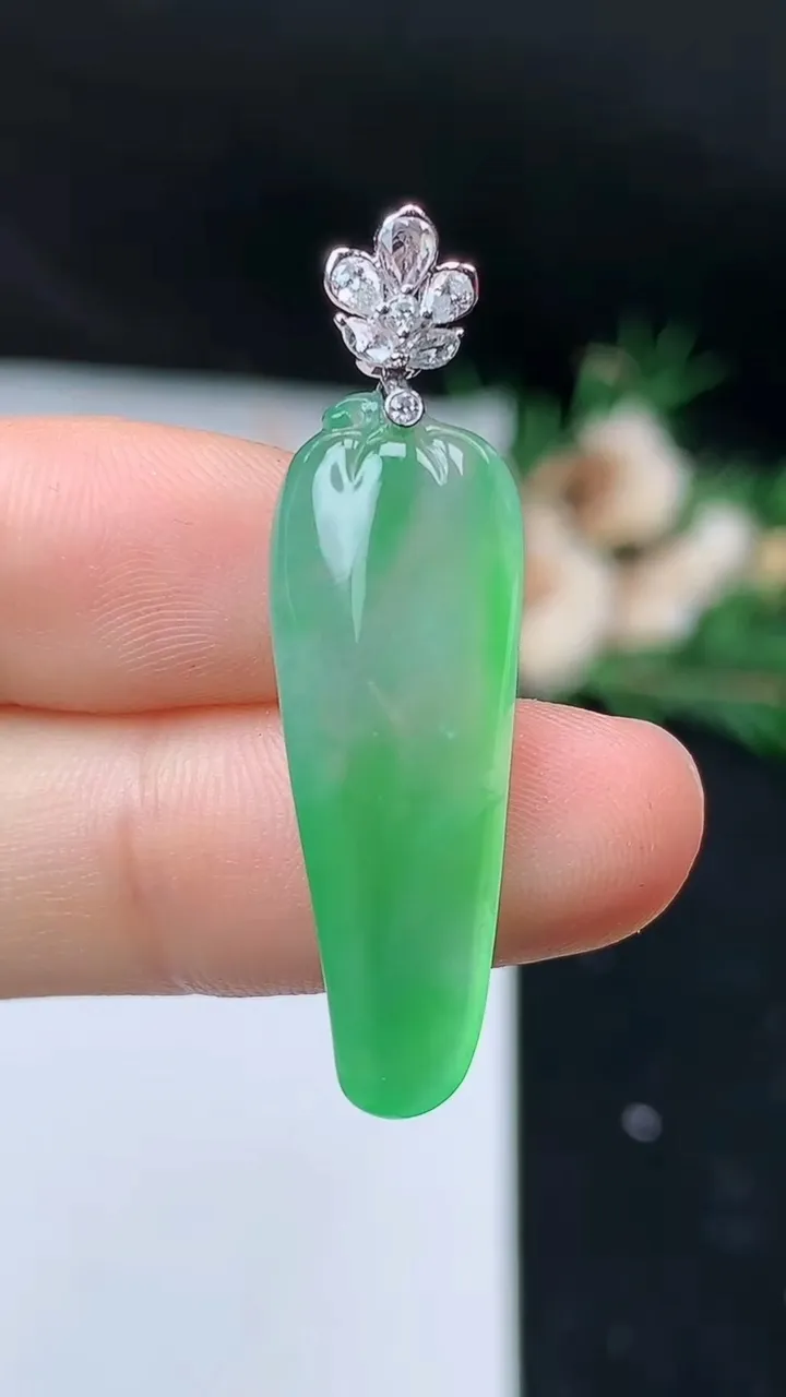天然A货翡翠福瓜吊坠，尺寸29.6-11-6，重量:4.11g
9月10日