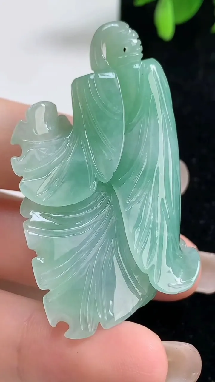 天然A货翡翠白菜吊坠，尺寸47-27.5-20，重量:33.57g
9月10日