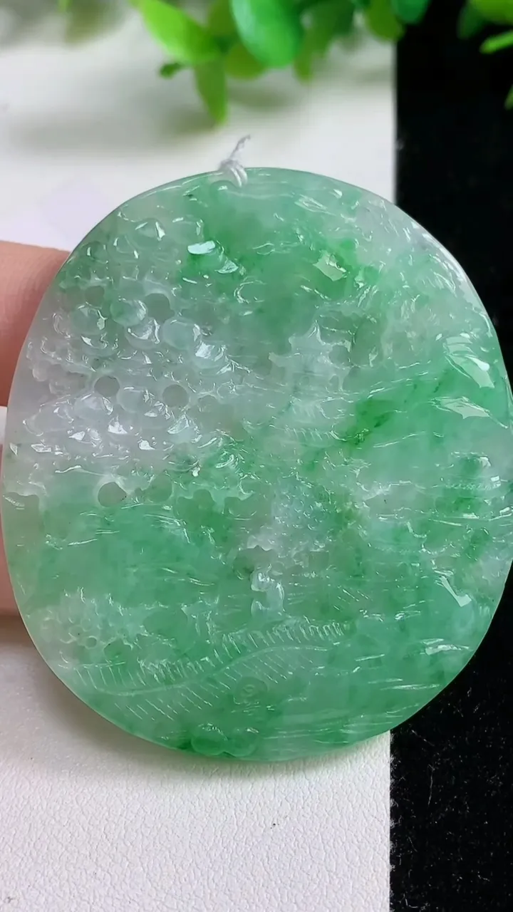 天然A货翡翠山水牌吊坠，尺寸55.5-49.8-4.7，重量:30.00g
9月10日