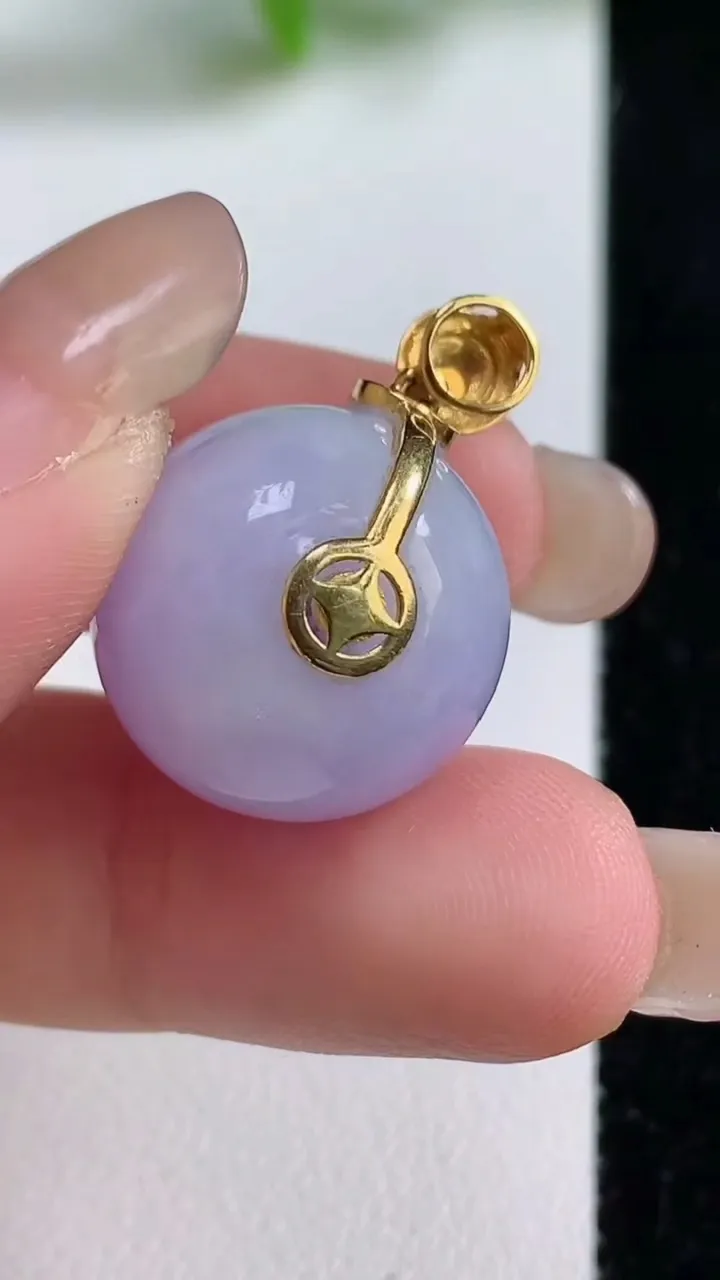 天然A货翡翠18k金紫罗兰路路通吊坠，尺寸17.6-15.4，重量:11.23g
9月10日