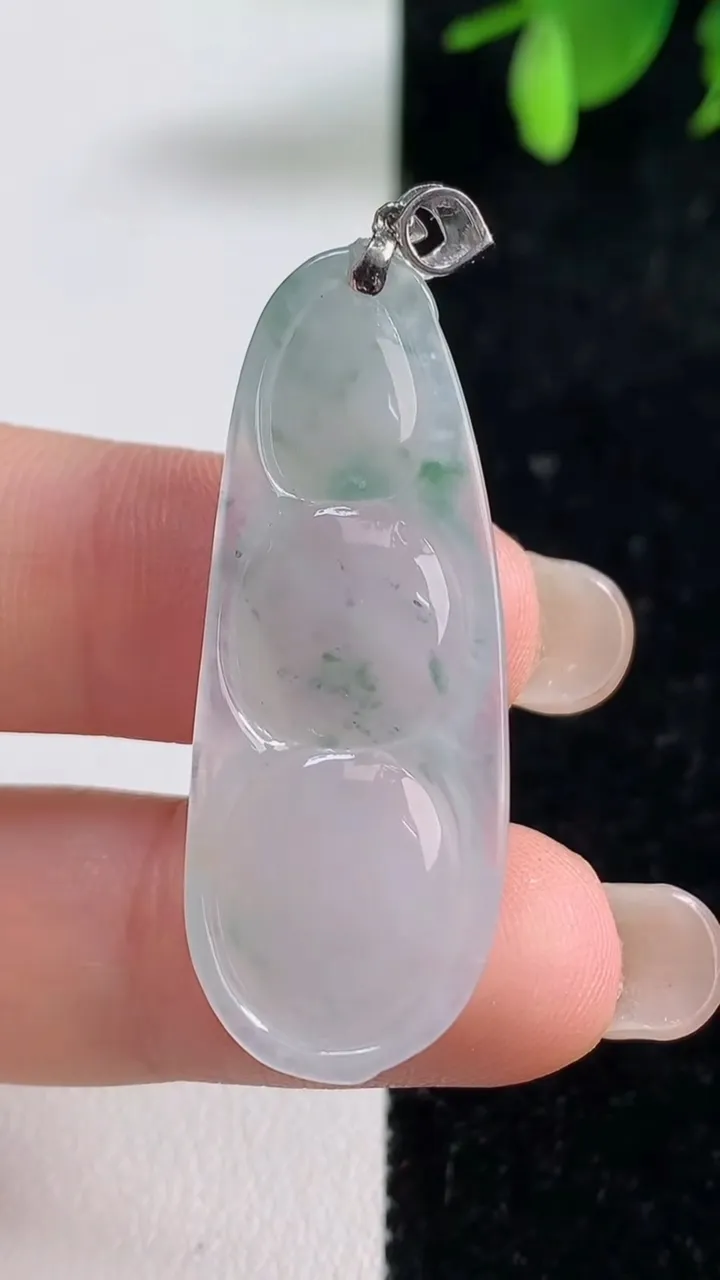 天然A货翡翠种飘花福豆吊坠，尺寸39-14.8-5.3，重量:5.76g
9月10日